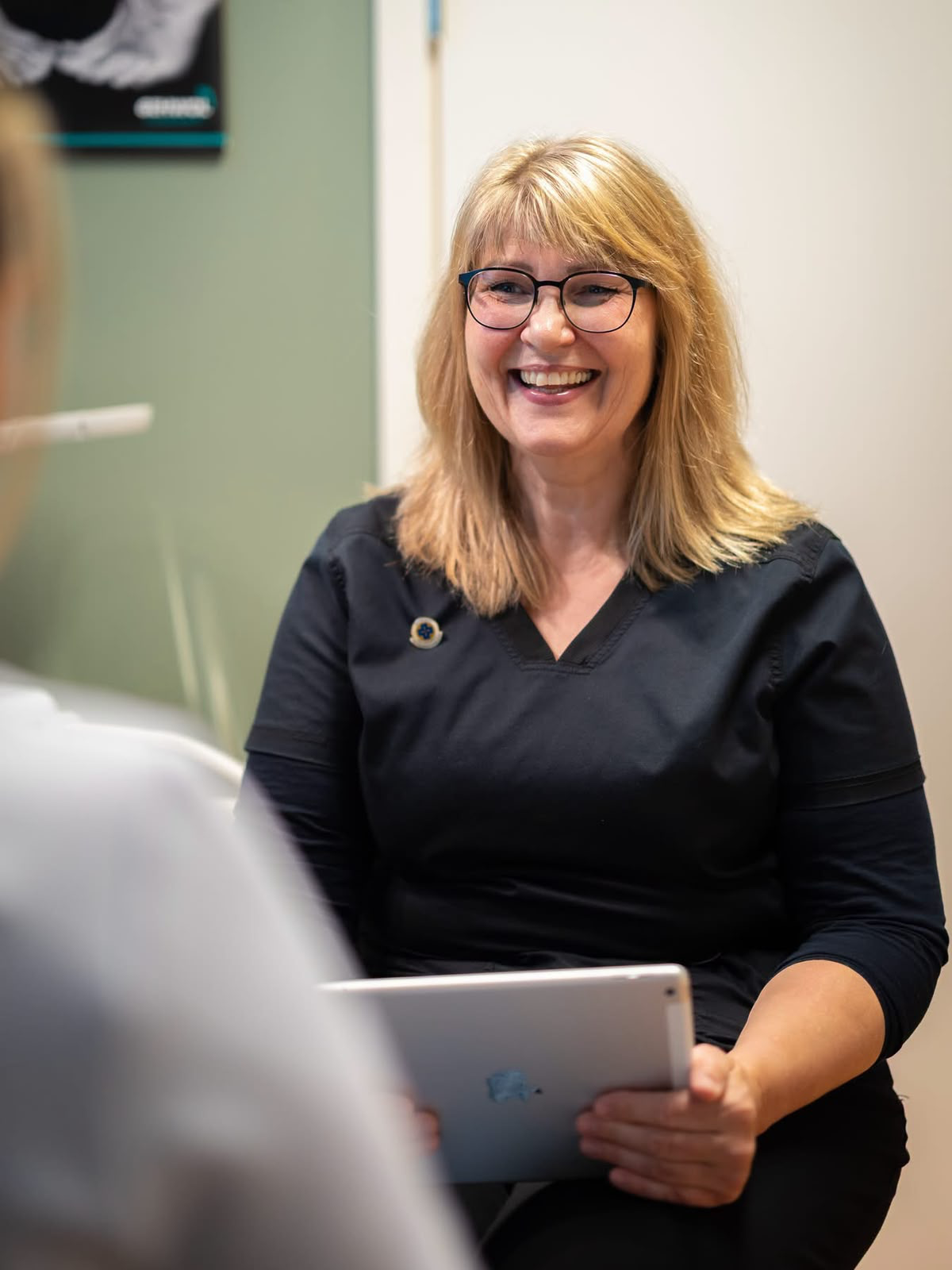 Ann Eli Larsen i samtale med en kunde